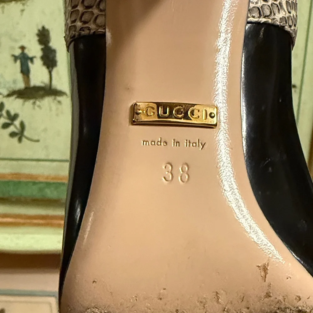 Gucci Black Patent Leather Pumps with Snake-Print Bow Strap - Picture 6 of 15